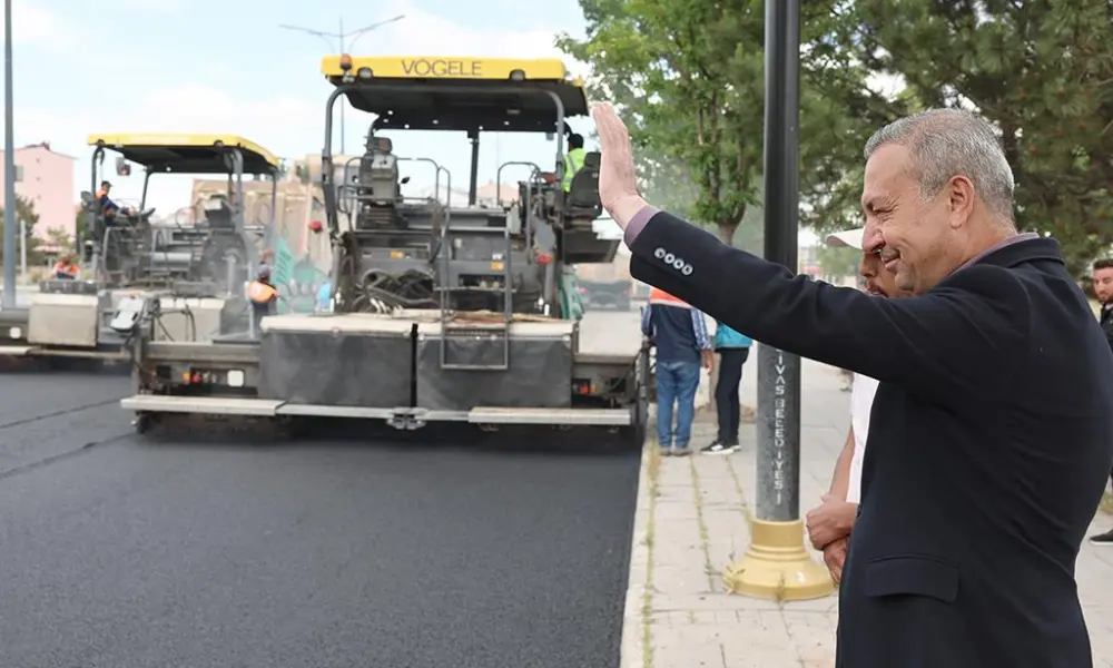 MEVLANA CADDESİ’NDE ASFALT ÇALIŞMASI