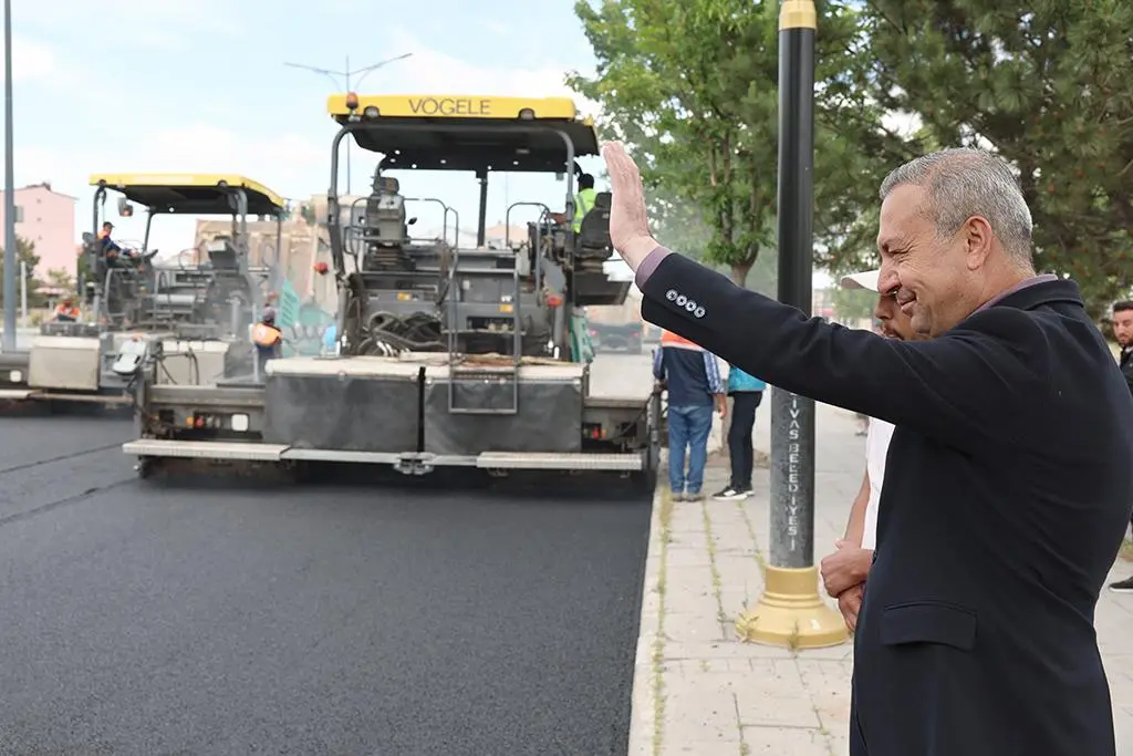 MEVLANA CADDESİ’NDE ASFALT ÇALIŞMASI