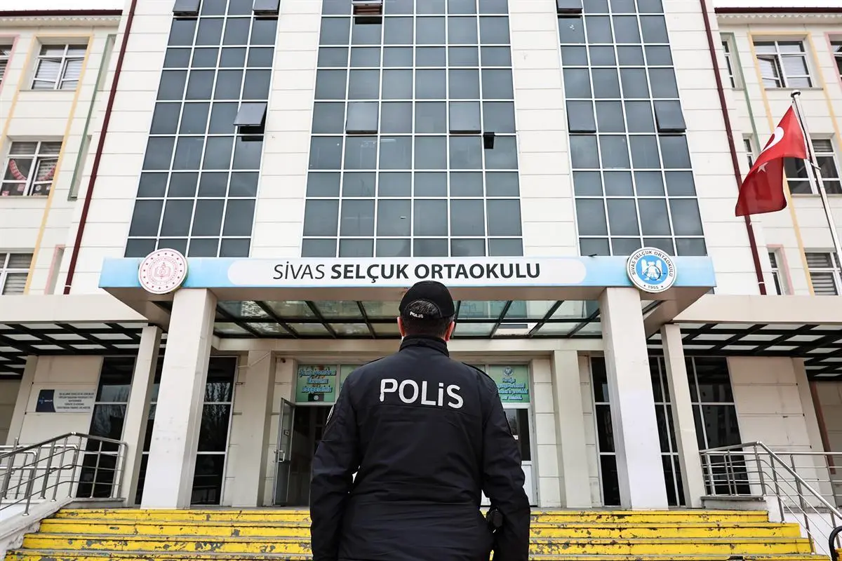 OKUL ÇEVRELERİNDE GÜVENLİK SEFERBERLİĞİ